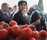 Avec Michel Barnier, tête de liste UMP en Ile-de-France pour les européennes, Rachida Dati est allée à la rencontre de l'électorat sur les marchés d'Andresy et de Chanteloup les vignes 