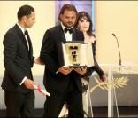 Isabelle Adjani remet le prix de la caméra d'or à Warwick Thornton  à Cannes hier soir, en compagnie de Roschdy Zem, le Président de ce jury indépendant 