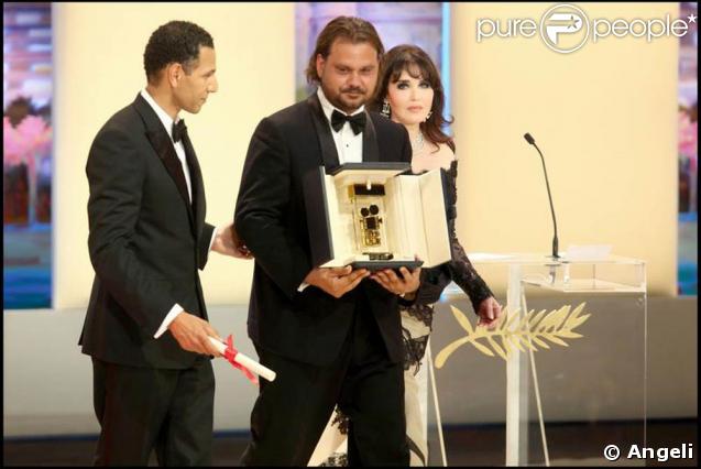 Isabelle Adjani remet le prix de la caméra d'or à Warwick Thornton  à Cannes hier soir, en compagnie de Roschdy Zem, le Président de ce jury indépendant 