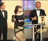Isabelle Adjani remet le prix de la caméra d'or à Warwick Thornton  à Cannes hier soir. Bien sûr, Roschdy Zem (Président de ce jury indépendant) était présent 