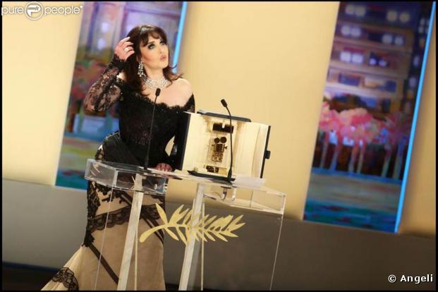 Isabelle Adjani s'apprête à remettre le prix de la caméra d'Or, à Cannes