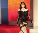 Isabelle Adjani arrive seule sur la scène du Palais des Festivals pour remettrele prix de la Caméra d'Or : juste sublime ! 