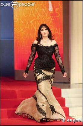 Isabelle Adjani arrive seule sur la scène du Palais des Festivals pour remettrele prix de la Caméra d'Or : juste sublime !
