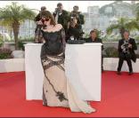 Isabelle Adjani remet le prix de la caméra d'or à Warwick Thornton  à Cannes hier soir