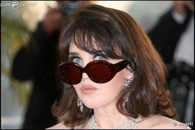 Isabelle Adjani foule le tapis rouge avant d'avoir l'honneur de remettre le prix de la Caméra d'Or, à Cannes, hier soir