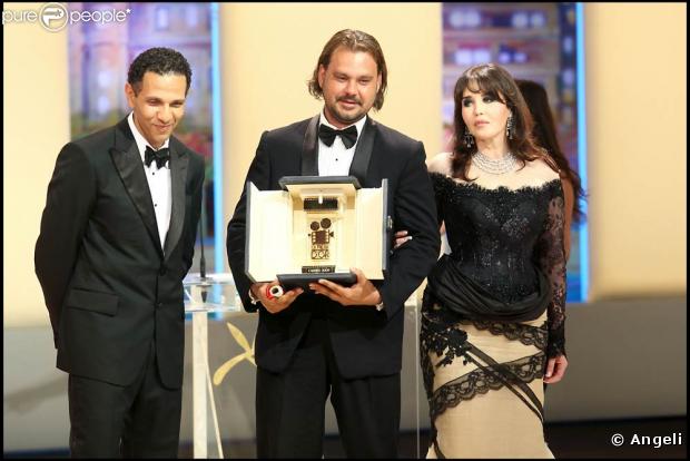 Isabelle Adjani remet le prix de la Caméra d'Or à Warwick Thornton pour "Samson &amp; Delilah" sous l'oeil bienveillant de Roschdy Zem, Président de ce jury indépendant