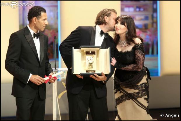 Isabelle Adjani remet le prix de la Caméra d'Or à Warwick Thornton pour "Samson &amp; Delilah" sous l'oeil bienveillant de Roschdy Zem, Président de ce jury indépendant