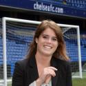 Princesse Eugenie : le vent souffle... oups ! Attention à ta robe !