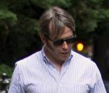 Matthew Broderick promène ses chiens tout en gardant un oeil sur son déménagement le 26 mai 2009 à New York