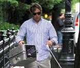 Matthew Broderick promène ses chiens tout en gardant un oeil sur son déménagement le 26 mai 2009 à New York