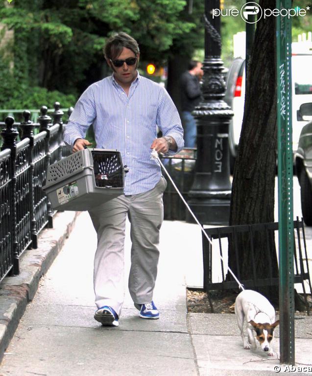Matthew Broderick promène ses chiens tout en gardant un oeil sur son déménagement le 26 mai 2009 à New York