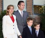 Cristina d'Espagne, son mari et deux de leurs enfants à la communion de Victoria Federica, fille de la Princesse Elena d'Espagne à Madrid