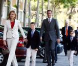 La Princesse Cristina d'Espagne, son mari Duc de Palma de Majorque et leurs enfants à la communion de Victoria Federica, fille de la Princesse Elena d'Espagne à Madrid
