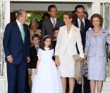 Le roi Juan Carlos, la petite Victoria, sa mère l'Infant Elena et la reine Sofia à une réunion de famille 