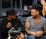 Denzel Washington et Adam Levine lors du match opposant les Lakers au Denver Nuggets à Los Angeles le 27 mai 2009