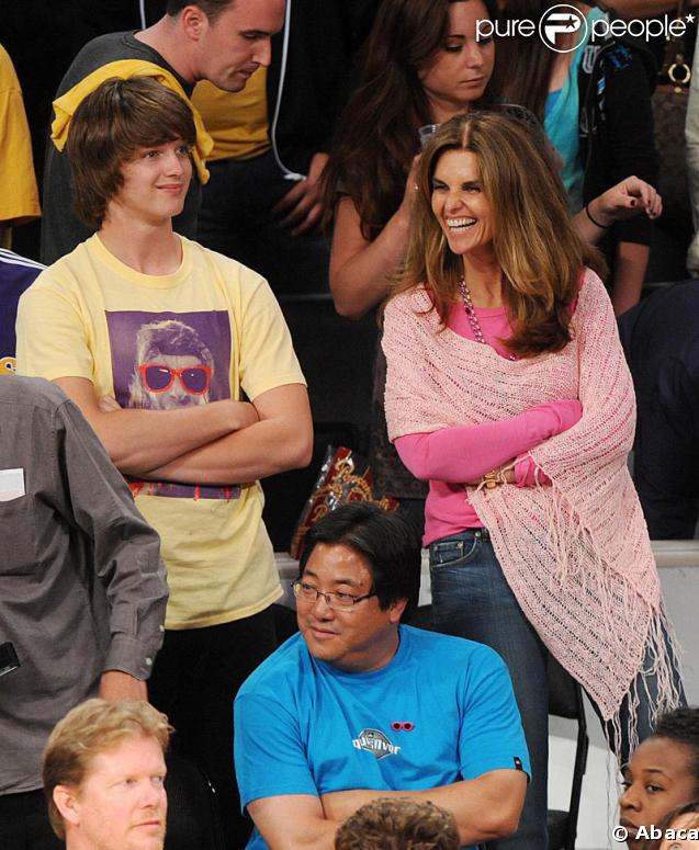 Christopher Schwarzenegger et sa mère Maria Shriver lors du match opposant les Lakers au Denver Nuggets à Los Angeles le 27 mai 2009