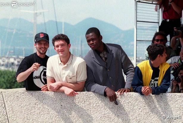 Vincent Cassel (deuxième à partir de la gauche) et ses camarades pour la représentation de "La Haine" en 1995