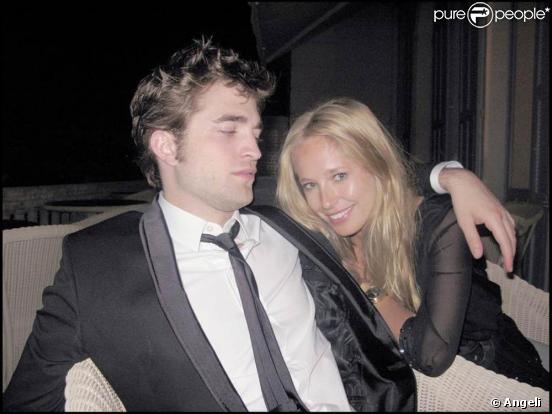 Robert Pattinson, très bien accompagné lors de la soirée de l'amfAR, le 21 mai 2009, lors du Festival de Cannes !