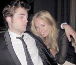 EXCLU : Le charmant Robert Pattinson est en très, très bonne compagnie ! Petit cachotier !