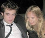 Robert Pattinson, très bien accompagné lors de la soirée de l'amfAR, le 21 mai 2009, lors du Festival de Cannes !