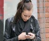 Alice Dellal s'est acheté un nouveau téléphone à Londres, le 28 mai 2009... et on est super content pour elle !