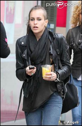 Alice Dellal s'est acheté un nouveau téléphone à Londres, le 28 mai 2009... et on est super content pour elle !