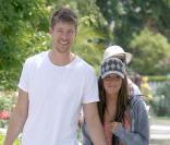 Ashley Tisdale et son nouveau boyfriend, Scott Speer se promènent à Toluca Lake en Californie le 1 juin 2009