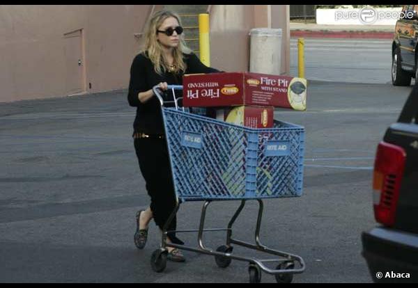 Mary-Kate Olsen sort d'un magasin avec deux barbecues