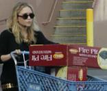 Mary-Kate Olsen sort d'un magasin avec deux barbecues