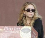 Mary-Kate Olsen sort d'un magasin avec deux barbecues