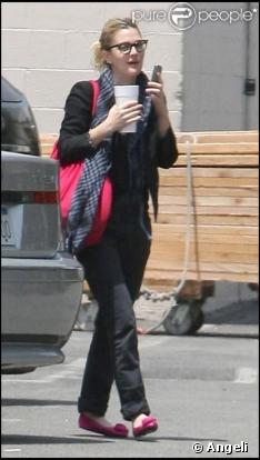 Drew Barrymore quitte les studios à West Hollywood, téléphone portable à l'oreille, le 2 juin 2009