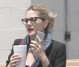 Drew Barrymore quitte les studios à West Hollywood, téléphone portable à l'oreille, le 2 juin 2009