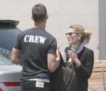 Drew Barrymore quitte les studios à West Hollywood, téléphone portable à l'oreille, le 2 juin 2009