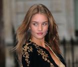 Rosie Huntington lors de l'inauguration de l'exposition d'été de la Royal Academy of Arts à Londres le 3 juin 2009