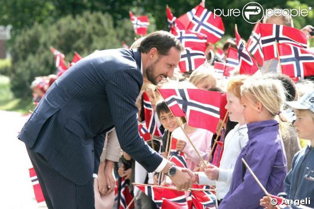 Le prince Haakon et la princesse Mette-Marit de Norvège arrivent au château Hafslund pour une conférence sur le réchauffement climatique