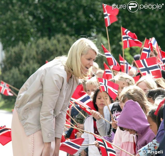 Le prince Haakon et la princesse Mette-Marit de Norvège arrivent au château Hafslund pour une conférence sur le réchauffement climatique