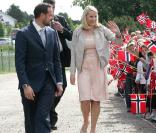 Le prince Haakon et la princesse Mette-Marit de Norvège arrivent au château Hafslund pour une conférence sur le réchauffement climatique