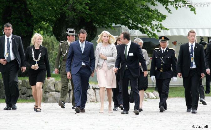 Le prince Haakon et la princesse Mette-Marit de Norvège arrivent au château Hafslund pour une conférence sur le réchauffement climatique