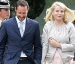 Le prince Haakon et la princesse Mette-Marit de Norvège arrivent au château Hafslund pour une conférence sur le réchauffement climatique