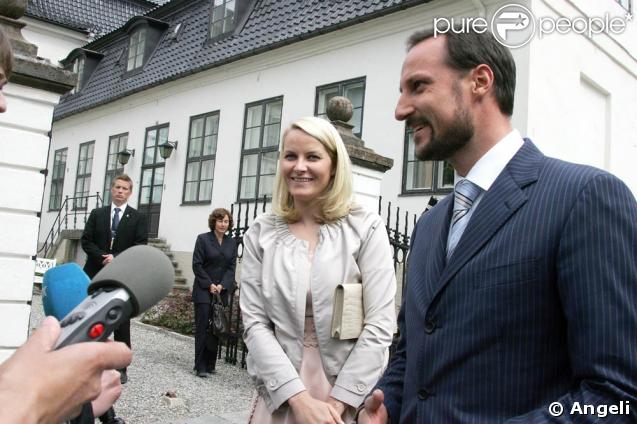 Le prince Haakon et la princesse Mette-Marit de Norvège arrivent au château Hafslund pour une conférence sur le réchauffement climatique