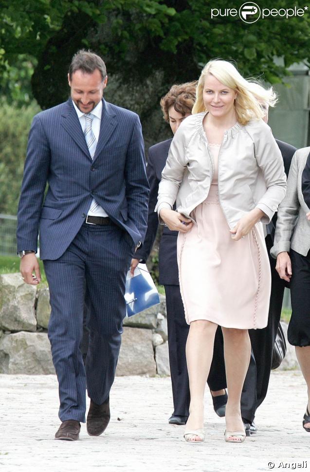 Le prince Haakon et la princesse Mette-Marit de Norvège arrivent au château Hafslund pour une conférence sur le réchauffement climatique