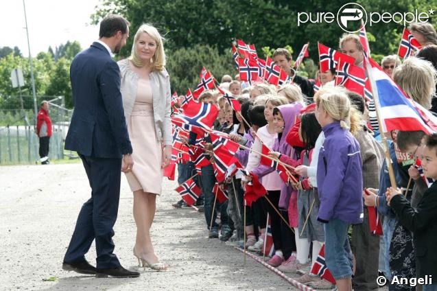 Le prince Haakon et la princesse Mette-Marit de Norvège arrivent au château Hafslund pour une conférence sur le réchauffement climatique