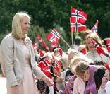 Le prince Haakon et la princesse Mette-Marit de Norvège arrivent au château Hafslund pour une conférence sur le réchauffement climatique