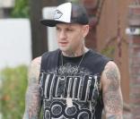 Benji Madden a de la concurrence question tatouage avec cette mystérieuse jeune femme qui l'accompagne...