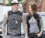 Benji Madden a de la concurrence question tatouage avec cette mystérieuse jeune femme qui l'accompagne...