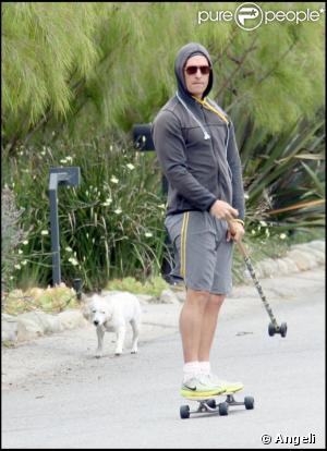 Matthew McConaughey faisant du skateboard à Malibu... 