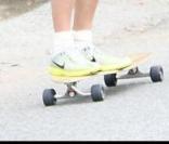 Matthew McConaughey faisant du skateboard à Malibu...