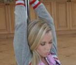 Kendra Wilkinson en pleine séance d'exercices sur sa barre...