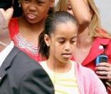 Michelle Obama et ses filles Sasha et Malia faisant du shopping chez Bonpoint à Paris le 7 juin 2009 : ici Malia 