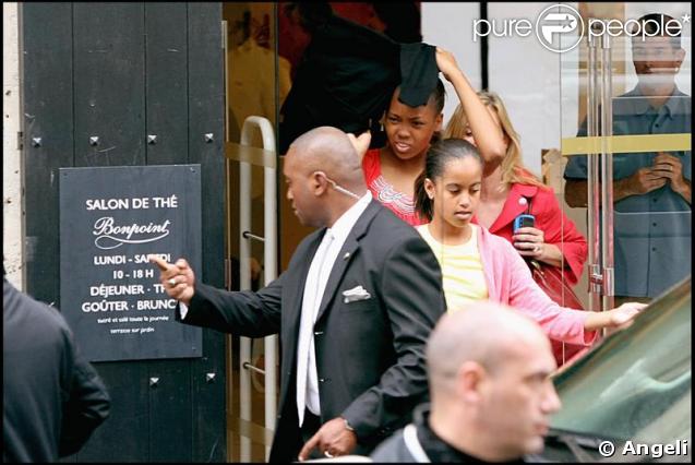 Michelle Obama et ses filles Sasha et Malia faisant du shopping chez Bonpoint à Paris le 7 juin 2009 : ici Malia 